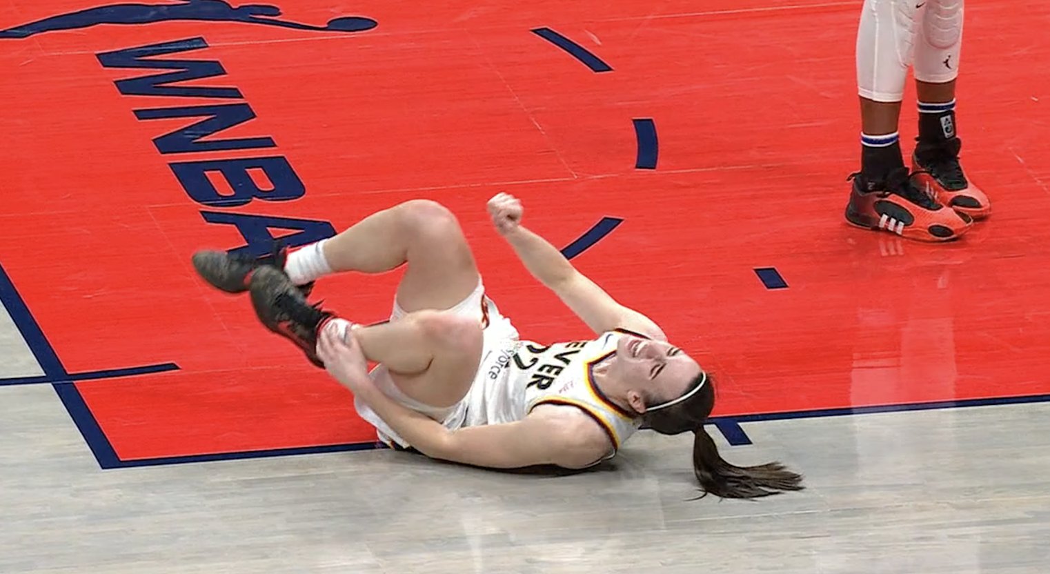 WNBA新科状元凯特琳-克拉克今日客战太阳 上半场脚踝扭伤离场
