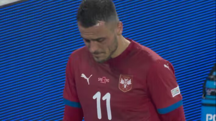 塞尔维亚中场科斯蒂奇因伤被换下，离开球场时眼中含泪